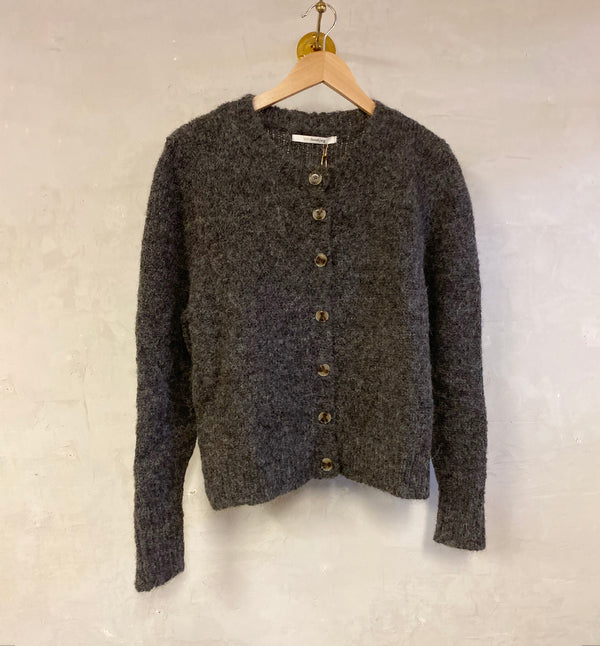 Kofta Tallulah från Sibin Linnebjerg. Stickad i en härlig alpackablandning. Rundad halsringning, resår vid ärmslut, 7 knappar fram.

Färg: Antrazit

Material: 85% i fin alpackaull, 15% polyamid. Certifierad mulesingfri ull. Garnet kommer från Italien.

Tillverkad i: Serbien&nbsp;

Tvätt: 30 grader ulltvätt