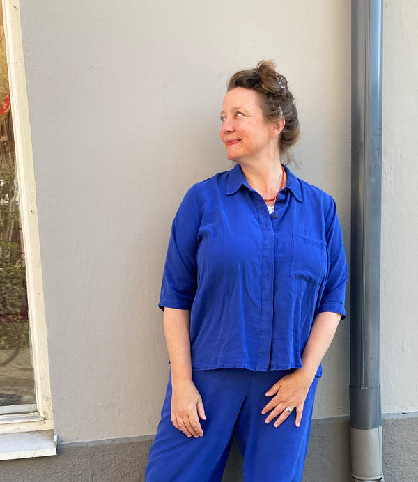 Tilde skjorta från danska Muse Wear. Avslappnad och oversized skjorta med korta, upprullade ärmar.&nbsp;Designad i danska Thy.&nbsp;

Färg: Royal blå

Material: 70% Tencel, 30% Linen. Detta tyg är tillverkat i Portugal.

Skötselråd: 30 grader fintvätt

Tillverkad i: Portugal&nbsp;