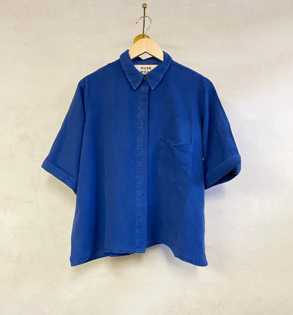 Tilde skjorta från danska Muse Wear. Avslappnad och oversized skjorta med korta, upprullade ärmar.&nbsp;Designad i danska Thy.&nbsp;

Färg: Royal blå

Material: 70% Tencel, 30% Linen. Detta tyg är tillverkat i Portugal.

Skötselråd: 30 grader fintvätt

Tillverkad i: Portugal&nbsp;