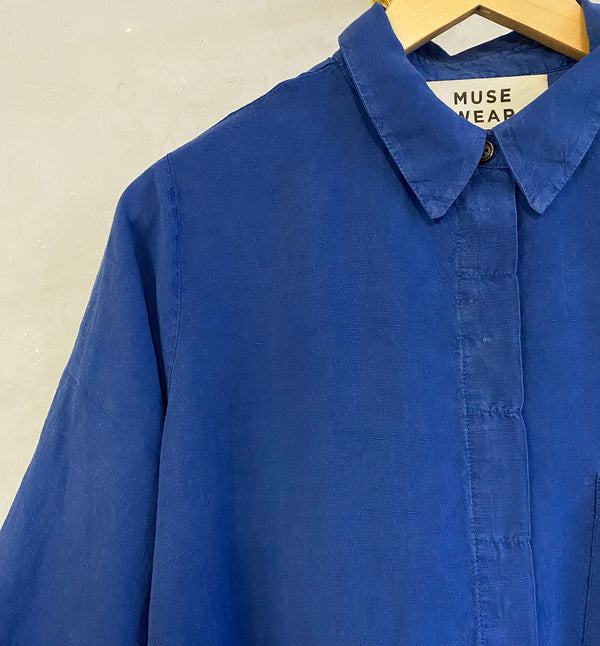 Tilde skjorta från danska Muse Wear. Avslappnad och oversized skjorta med korta, upprullade ärmar.&nbsp;Designad i danska Thy.&nbsp;

Färg: Royal blå

Material: 70% Tencel, 30% Linen. Detta tyg är tillverkat i Portugal.

Skötselråd: 30 grader fintvätt

Tillverkad i: Portugal&nbsp;