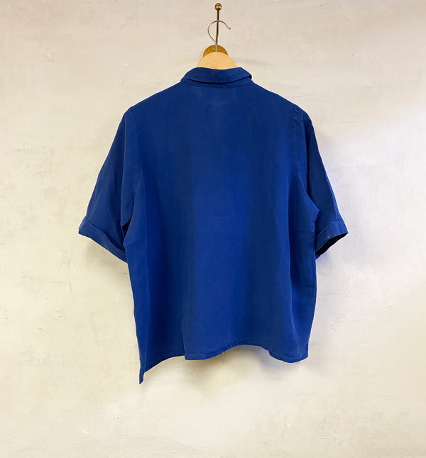 Tilde skjorta från danska Muse Wear. Avslappnad och oversized skjorta med korta, upprullade ärmar.&nbsp;Designad i danska Thy.&nbsp;

Färg: Royal blå

Material: 70% Tencel, 30% Linen. Detta tyg är tillverkat i Portugal.

Skötselråd: 30 grader fintvätt

Tillverkad i: Portugal&nbsp;