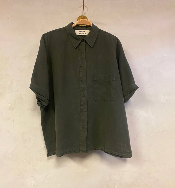 Avslappnad och oversized skjorta Thilde med korta, upprullade ärmar. Designad i danska Thy.&nbsp;

Färg: Mörkt gröngrå

Material: 70% Tencel, 30% lin. Detta tyg är tillverkat i Portugal.

Skötselråd: 30 grader fintvätt

Tillverkad i: Portugal&nbsp;