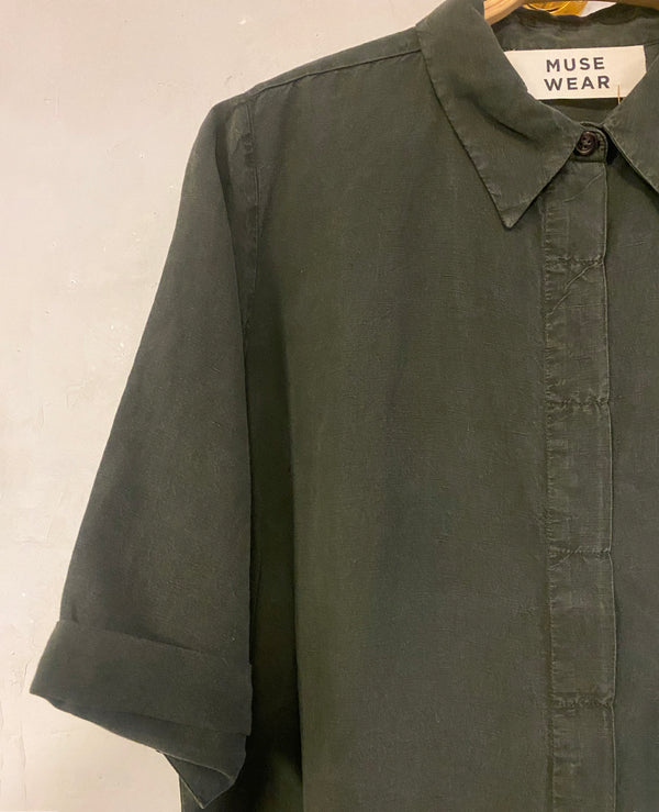 Avslappnad och oversized skjorta Thilde med korta, upprullade ärmar. Designad i danska Thy.&nbsp;

Färg: Mörkt gröngrå

Material: 70% Tencel, 30% lin. Detta tyg är tillverkat i Portugal.

Skötselråd: 30 grader fintvätt

Tillverkad i: Portugal&nbsp;