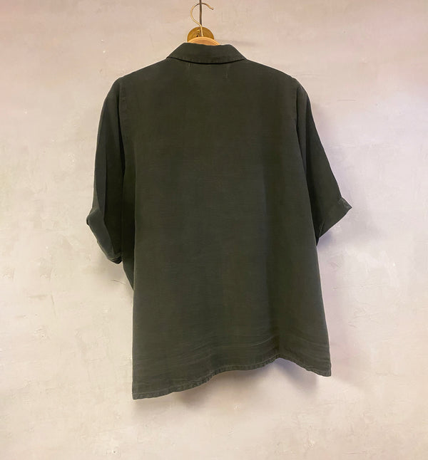 Avslappnad och oversized skjorta Thilde med korta, upprullade ärmar. Designad i danska Thy.&nbsp;

Färg: Mörkt gröngrå

Material: 70% Tencel, 30% lin. Detta tyg är tillverkat i Portugal.

Skötselråd: 30 grader fintvätt

Tillverkad i: Portugal&nbsp;