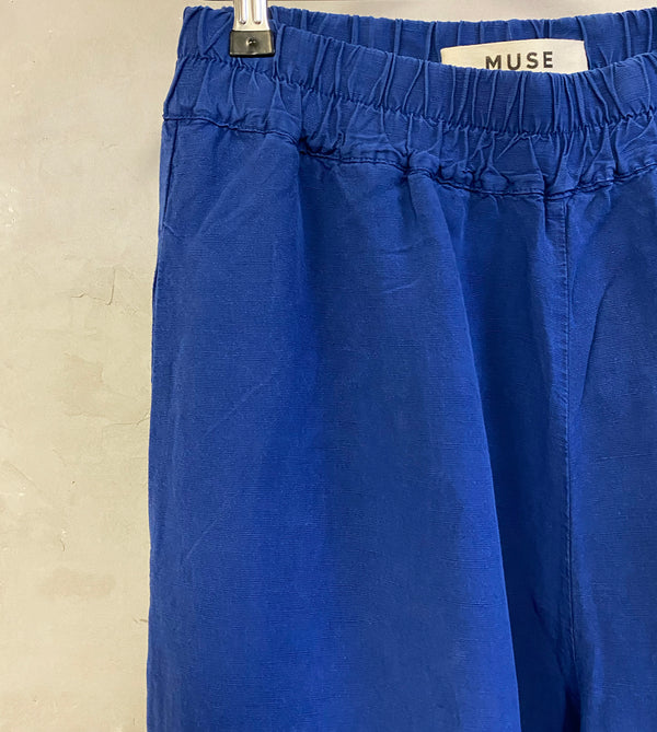 Byxor Thit från danska Muse Wear. Klassiska och bekväma byxor med resår i midja och vida, raka ben. Sydda i en lyxig Tencel- och linneblandning. Designad i danska Thy.&nbsp;

Färg: Royal blå

Material: 70% Tencel,&nbsp;30% linne.&nbsp;Detta tyg är tillverkat i Portugal.

Skötselråd: 30 grader fintvätt

Tillverkad i: Portugal&nbsp;