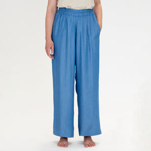 Byxor Thit från dansk Muse Wear. Klassiska och bekväma pull-on-byxor med vida, raka ben. Sydda i en mjuk Tencel. Designad i danska Thy.&nbsp;

Färg: Ljus denimblå

Material: 100% Tencel