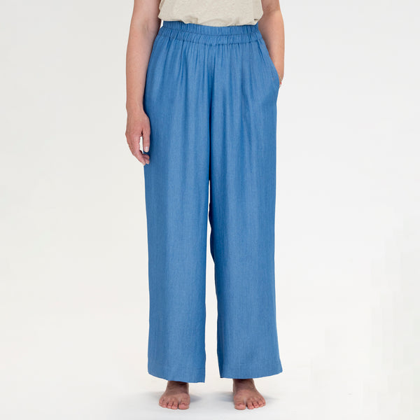 Byxor Thit från dansk Muse Wear. Klassiska och bekväma pull-on-byxor med vida, raka ben. Sydda i en mjuk Tencel. Designad i danska Thy.&nbsp;

Färg: Ljus denimblå

Material: 100% Tencel