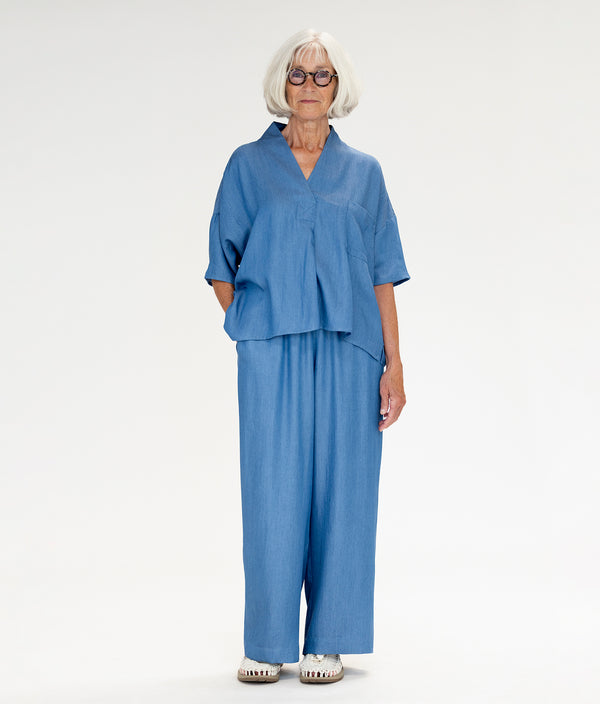 Byxor Thit från dansk Muse Wear. Klassiska och bekväma pull-on-byxor med vida, raka ben. Sydda i en mjuk Tencel. Designad i danska Thy.&nbsp;

Färg: Ljus denimblå

Material: 100% Tencel