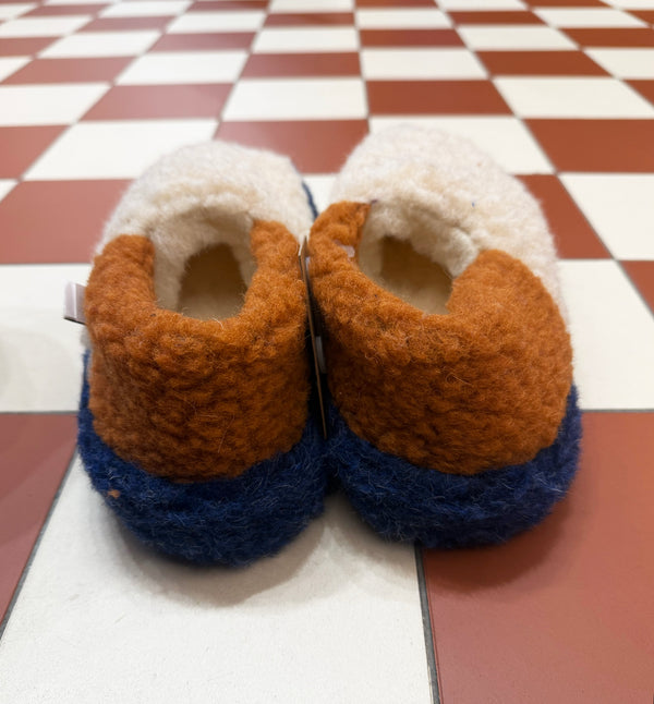 Tofflor Siberian från Irländska Coldbreaker. Varma och mysiga tofflor i 100 % merinoull.&nbsp;&nbsp;

Färg: Vit, mörkblå, rostbrun

Material: 100% merinoull från Irland

Skötselråd:&nbsp;

Tillverkad i: Designad på Irland, tillverkad i Polen.