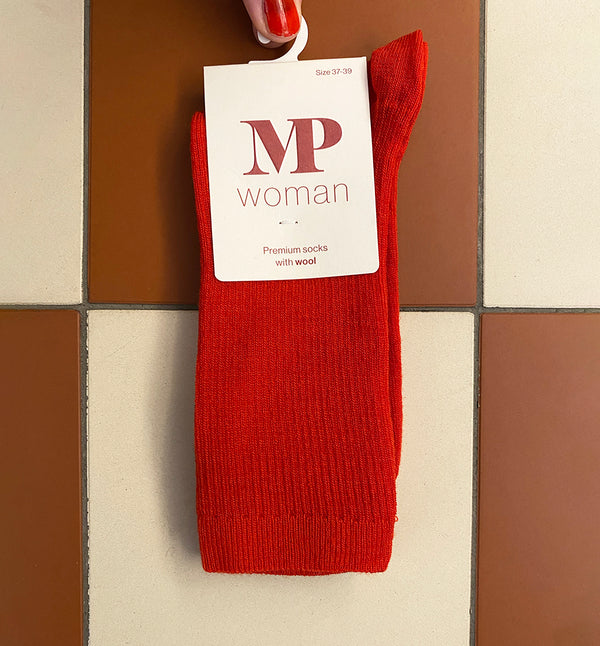 Ribbstickade strumpor i ull. Klassisk strumpa i merinoull med bästa hållbara kvalitet. Produkten är certifierad enligt STANDARD 100 av OEKO-TEX®.

Färg: Tomatröd

Material:&nbsp;80%, Superwash ull, 17% polyamid, 3% elastan

Tillverkad i: Lettland
