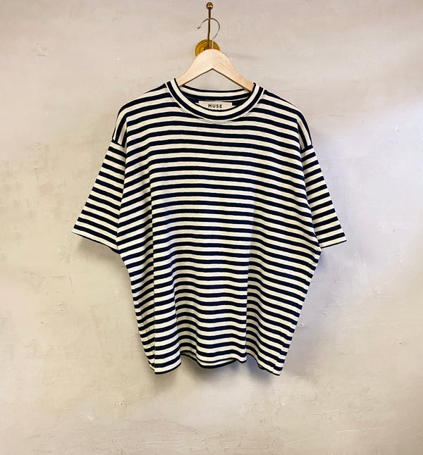Oversize T-shirt i lite kraftigare lyxig jersey. Designad i danska Thy.&nbsp;

Färg: Cream / Navy

Material: 100% ekologisk bomull.&nbsp;

Skötselråd: 30 grader fintvätt

Tillverkad i: Portugal