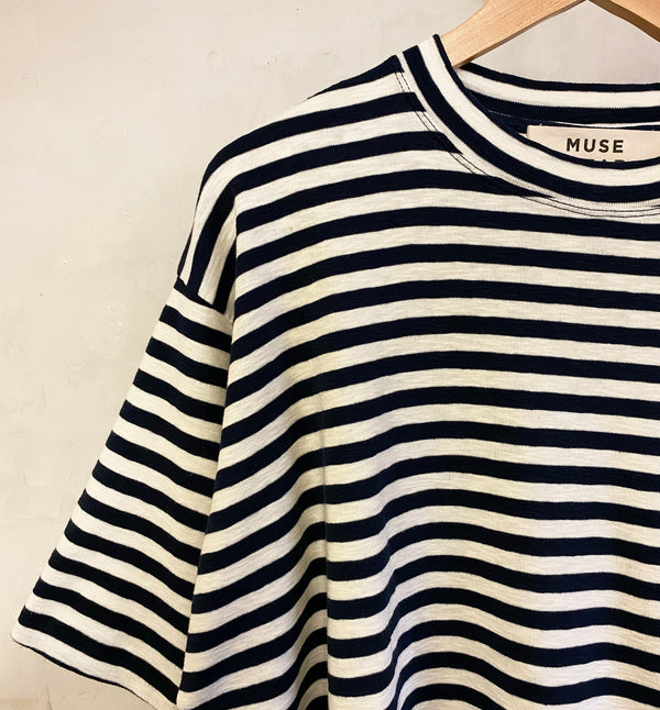 Oversize T-shirt i lite kraftigare lyxig jersey. Designad i danska Thy.&nbsp;

Färg: Cream / Navy

Material: 100% ekologisk bomull.&nbsp;

Skötselråd: 30 grader fintvätt

Tillverkad i: Portugal