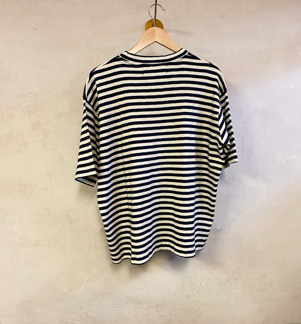 Oversize T-shirt i lite kraftigare lyxig jersey. Designad i danska Thy.&nbsp;

Färg: Cream / Navy

Material: 100% ekologisk bomull.&nbsp;

Skötselråd: 30 grader fintvätt

Tillverkad i: Portugal