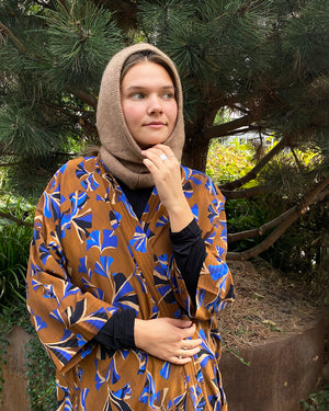 Lieblings kimono Gro i tyget Tosca. En lång lyxig kimono med fina kragdetaljer. Band att knyta i midjan. I kollektion Ridå har vi gjort Gro lite kortare än tidigare och i två storlekar. Tidigare onesize är nu S/M.&nbsp;

Färg: Mönster i kornblått, svart och beige på nougatbrun botten.

Material: 51% EcoVero, 49% viskos från Frankrike.