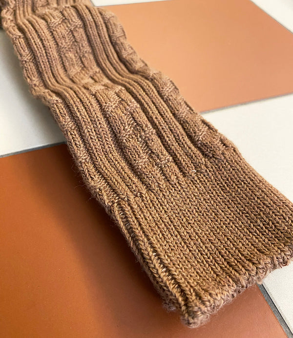 Mjuka knästrumpor i ull och bomull från MPwoman. Strumporna är stickade med ett vackert stickmönster och har ett brett och bekvämt resårband upptill.&nbsp;För att säkerställa bästa möjliga passform har strumporna en anatomiskt korrekt häl med 90° vinkel.

Färg: Brun

Material:&nbsp;50% ull, 35% bomull, 13% polyester, 2% elastan

Tillverkad i: Lettland