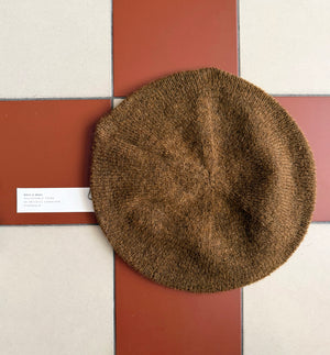 Ribbstickad basker i mjukaste ullblandning från Bric-a-brac.&nbsp;

Färg: Ingefärsbrun

Material: 51 % alpacka, 22 % ull, 25 % polyamid, 2 % elastan.

Skötselråd: 30 °C, ullprogram. Forma till rätt form i vått tillstånd.

Tillverkad i: Italien