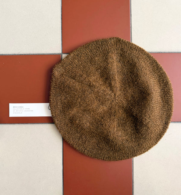 Ribbstickad basker i mjukaste ullblandning från Bric-a-brac.&nbsp;

Färg: Ingefärsbrun

Material: 51 % alpacka, 22 % ull, 25 % polyamid, 2 % elastan.

Skötselråd: 30 °C, ullprogram. Forma till rätt form i vått tillstånd.

Tillverkad i: Italien
