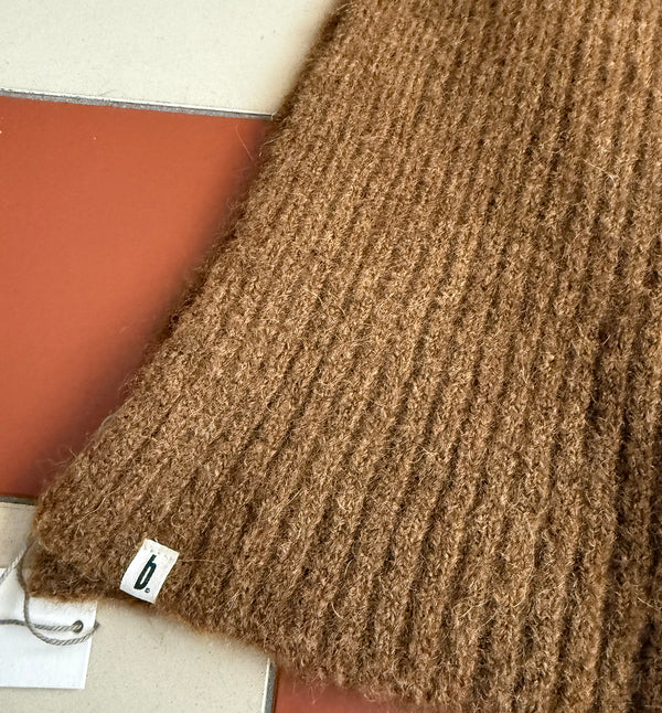 Ribbstickad halsduk i mjukaste ullblandning från Bric-a-brac.&nbsp;

Färg: Ingefärsbrun

Material: 51 % alpacka, 22 % ull, 25 % polyamid, 2 % elastan.

Skötselråd: 30 °C, ullprogram. Forma till rätt form i vått tillstånd.

Tillverkad i: Italien