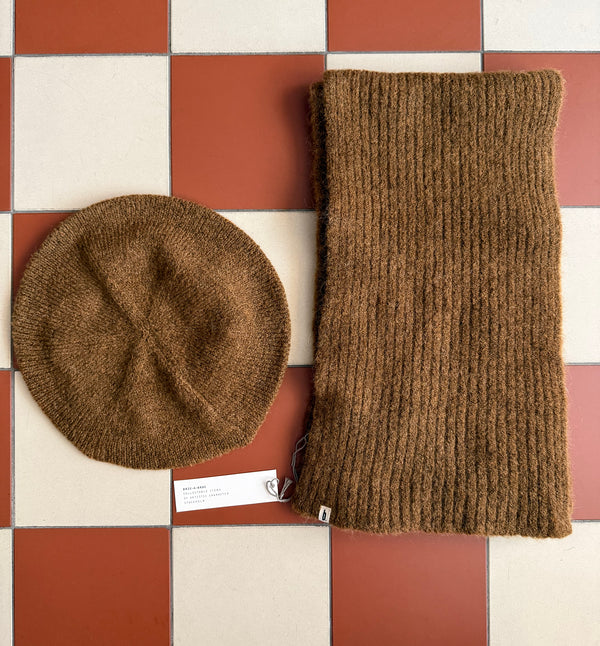 Ribbstickad halsduk i mjukaste ullblandning från Bric-a-brac.&nbsp;

Färg: Ingefärsbrun

Material: 51 % alpacka, 22 % ull, 25 % polyamid, 2 % elastan.

Skötselråd: 30 °C, ullprogram. Forma till rätt form i vått tillstånd.

Tillverkad i: Italien