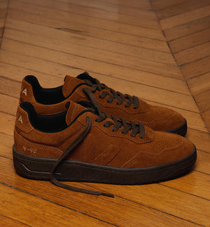Sneakers V-90 från Veja med räfflad gummisula. Tillverkad i mocka och har det klassiska V-märket på sidan.&nbsp;

Färg: Konjaksbrun med mörkbrun sula och skosnöre.

Övre: Mocka
Paneler: Mocka et Organiskt spårat läder (O.T.)
Logotyp V: Mocka
Innersula: Gummi från Amazonas (12%), E.V.A. bio-sourced (42% sockerrör), återvunnen E.V.A. (11%) och ekologisk bomull (23%)
Yttersula: Gummi från Amazonas (40%), mineralsilika (23%), återvunnet gummi (10%), syntetiskt gummi (11%) och övrigt (16%)
Foder: Återvunnen poly