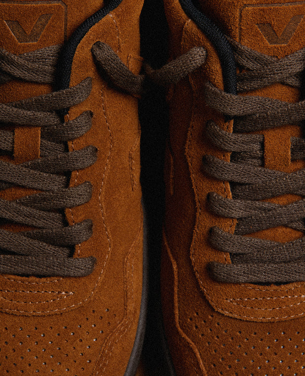 Sneakers V-90 från Veja med räfflad gummisula. Tillverkad i mocka och har det klassiska V-märket på sidan.&nbsp;

Färg: Konjaksbrun med mörkbrun sula och skosnöre.

Övre: Mocka
Paneler: Mocka et Organiskt spårat läder (O.T.)
Logotyp V: Mocka
Innersula: Gummi från Amazonas (12%), E.V.A. bio-sourced (42% sockerrör), återvunnen E.V.A. (11%) och ekologisk bomull (23%)
Yttersula: Gummi från Amazonas (40%), mineralsilika (23%), återvunnet gummi (10%), syntetiskt gummi (11%) och övrigt (16%)
Foder: Återvunnen poly