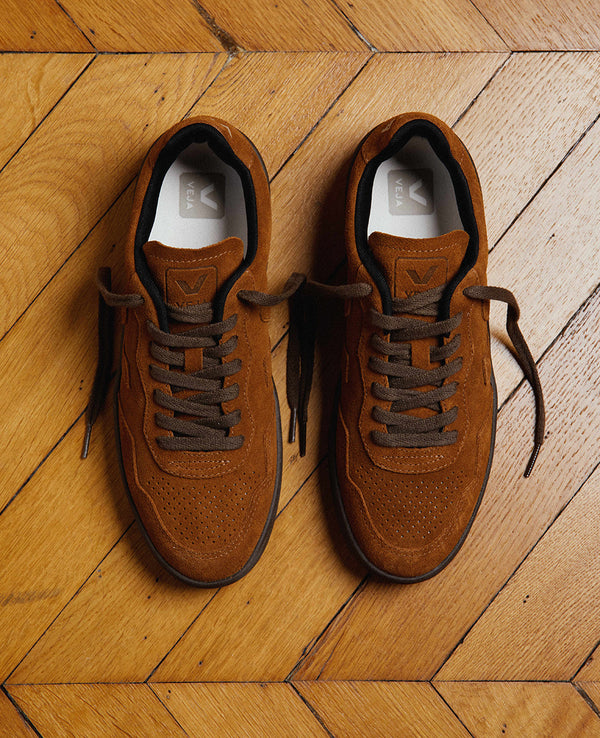 Sneakers V-90 från Veja med räfflad gummisula. Tillverkad i mocka och har det klassiska V-märket på sidan.&nbsp;

Färg: Konjaksbrun med mörkbrun sula och skosnöre.

Övre: Mocka
Paneler: Mocka et Organiskt spårat läder (O.T.)
Logotyp V: Mocka
Innersula: Gummi från Amazonas (12%), E.V.A. bio-sourced (42% sockerrör), återvunnen E.V.A. (11%) och ekologisk bomull (23%)
Yttersula: Gummi från Amazonas (40%), mineralsilika (23%), återvunnet gummi (10%), syntetiskt gummi (11%) och övrigt (16%)
Foder: Återvunnen poly