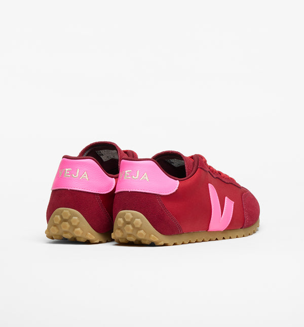 Sneakers GT Pepper Sari från Veja. Franska Veja producerar sneakers som är ekologiska och fair-trade.&nbsp;

Om du är mellan storlekar rekommenderar vi att gå upp en storlek.

Färg: Paprikaröd med rosa detaljer

Yttermaterial: Ovandel: Nolyn (54 % polyester och 46 % återvunnen polyester)

Detaljer: Läder och mocka