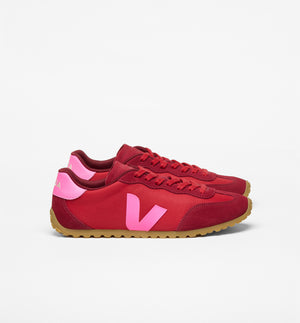 Sneakers GT Pepper Sari från Veja. Franska Veja producerar sneakers som är ekologiska och fair-trade.&nbsp;

Om du är mellan storlekar rekommenderar vi att gå upp en storlek.

Färg: Paprikaröd med rosa detaljer

Yttermaterial: Ovandel: Nolyn (54 % polyester och 46 % återvunnen polyester)

Detaljer: Läder och mocka