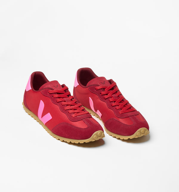 Sneakers GT Pepper Sari från Veja. Franska Veja producerar sneakers som är ekologiska och fair-trade.&nbsp;

Om du är mellan storlekar rekommenderar vi att gå upp en storlek.

Färg: Paprikaröd med rosa detaljer

Yttermaterial: Ovandel: Nolyn (54 % polyester och 46 % återvunnen polyester)

Detaljer: Läder och mocka