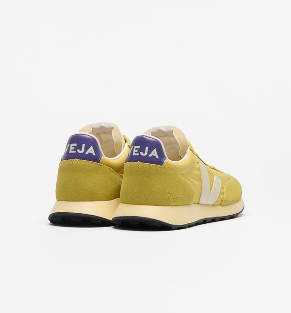 Sneakers Rio Branco Liquor Pierre Purple från Veja. Franska Veja producerar sneakers som är ekologiska och fair-trade. Alveomesh är ett tekniskt tyg som uteslutande är tillverkat av återvunnen polyester. Det ger skon andningsförmåga, flexibilitet och lätthet.

Om du är mellan storlekar rekommenderar vi att gå upp en storlek.

Färg: Likörgul med lila detaljer

Yttermaterial: Ovandel: Nolyn (54 % polyester och 46 % återvunnen polyester)

Detaljer: Läder och mocka