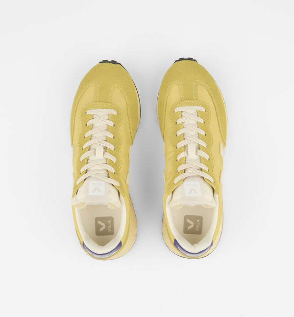 Sneakers Rio Branco Liquor Pierre Purple från Veja. Franska Veja producerar sneakers som är ekologiska och fair-trade. Alveomesh är ett tekniskt tyg som uteslutande är tillverkat av återvunnen polyester. Det ger skon andningsförmåga, flexibilitet och lätthet.

Om du är mellan storlekar rekommenderar vi att gå upp en storlek.

Färg: Likörgul med lila detaljer

Yttermaterial: Ovandel: Nolyn (54 % polyester och 46 % återvunnen polyester)

Detaljer: Läder och mocka