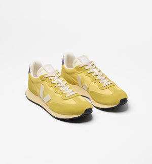 Sneakers Rio Branco Liquor Pierre Purple från Veja. Franska Veja producerar sneakers som är ekologiska och fair-trade. Alveomesh är ett tekniskt tyg som uteslutande är tillverkat av återvunnen polyester. Det ger skon andningsförmåga, flexibilitet och lätthet.

Om du är mellan storlekar rekommenderar vi att gå upp en storlek.

Färg: Likörgul med lila detaljer

Yttermaterial: Ovandel: Nolyn (54 % polyester och 46 % återvunnen polyester)

Detaljer: Läder och mocka