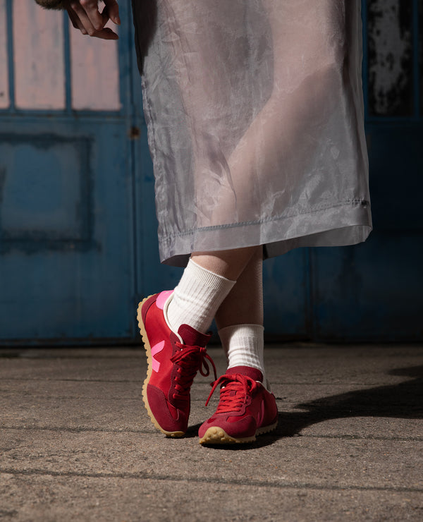 Sneakers GT Pepper Sari från Veja. Franska Veja producerar sneakers som är ekologiska och fair-trade.&nbsp;

Om du är mellan storlekar rekommenderar vi att gå upp en storlek.

Färg: Paprikaröd med rosa detaljer

Yttermaterial: Ovandel: Nolyn (54 % polyester och 46 % återvunnen polyester)

Detaljer: Läder och mocka