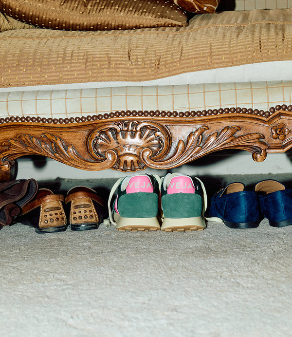 Sneakers Rio Branco Alveomesh Poker Sari från Veja. Franska Veja producerar sneakers som är ekologiska och fair-trade. Alveomesh är ett tekniskt tyg som uteslutande är tillverkat av återvunnen polyester. Det ger skon andningsförmåga, flexibilitet och lätthet.

Om du är mellan storlekar rekommenderar vi att gå upp en storlek.

Färg: Mörkgrön, rosa och varmvit

Yttermaterial:&nbsp;Ovandel: Alveomesh (100 % återvunnen polyester)

Detaljer:&nbsp;Mocka