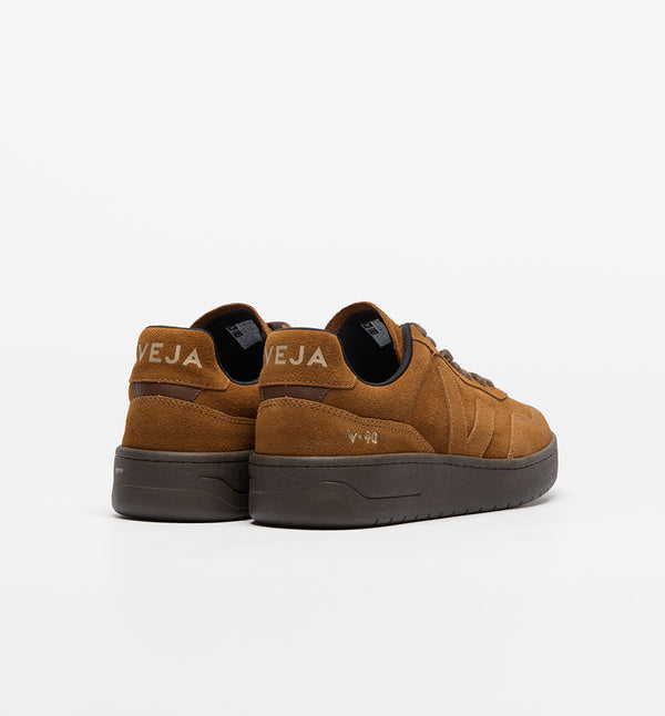 Sneakers V-90 från Veja med räfflad gummisula. Tillverkad i mocka och har det klassiska V-märket på sidan.&nbsp;

Färg: Konjaksbrun med mörkbrun sula och skosnöre.

Övre: Mocka
Paneler: Mocka et Organiskt spårat läder (O.T.)
Logotyp V: Mocka
Innersula: Gummi från Amazonas (12%), E.V.A. bio-sourced (42% sockerrör), återvunnen E.V.A. (11%) och ekologisk bomull (23%)
Yttersula: Gummi från Amazonas (40%), mineralsilika (23%), återvunnet gummi (10%), syntetiskt gummi (11%) och övrigt (16%)
Foder: Återvunnen poly