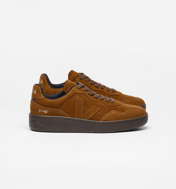 Sneakers V-90 från Veja med räfflad gummisula. Tillverkad i mocka och har det klassiska V-märket på sidan.&nbsp;

Färg: Konjaksbrun med mörkbrun sula och skosnöre.

Övre: Mocka
Paneler: Mocka et Organiskt spårat läder (O.T.)
Logotyp V: Mocka
Innersula: Gummi från Amazonas (12%), E.V.A. bio-sourced (42% sockerrör), återvunnen E.V.A. (11%) och ekologisk bomull (23%)
Yttersula: Gummi från Amazonas (40%), mineralsilika (23%), återvunnet gummi (10%), syntetiskt gummi (11%) och övrigt (16%)
Foder: Återvunnen poly