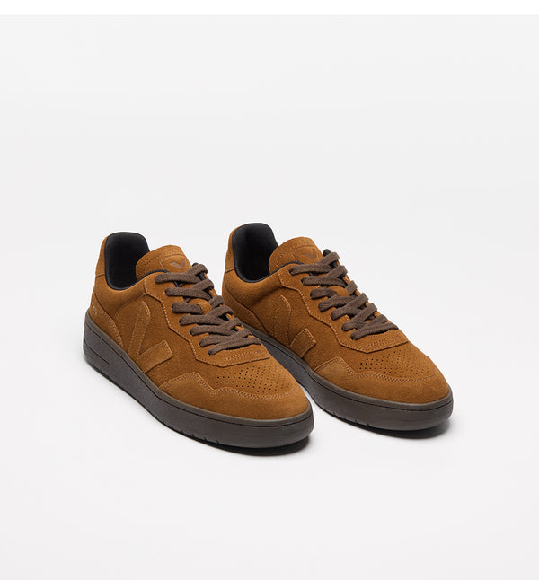 Sneakers V-90 från Veja med räfflad gummisula. Tillverkad i mocka och har det klassiska V-märket på sidan.&nbsp;

Färg: Konjaksbrun med mörkbrun sula och skosnöre.

Övre: Mocka
Paneler: Mocka et Organiskt spårat läder (O.T.)
Logotyp V: Mocka
Innersula: Gummi från Amazonas (12%), E.V.A. bio-sourced (42% sockerrör), återvunnen E.V.A. (11%) och ekologisk bomull (23%)
Yttersula: Gummi från Amazonas (40%), mineralsilika (23%), återvunnet gummi (10%), syntetiskt gummi (11%) och övrigt (16%)
Foder: Återvunnen poly