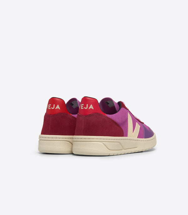 Sneakers V10 Multico Ultraviolet Calcaire från Veja. Lila, cerise och röd sneaker med vit logo och sula. Ljuslila skosnören. Ekologiska och fair trade.