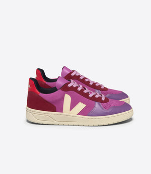 Sneakers V10 Multico Ultraviolet Calcaire från Veja. Lila, cerise och röd sneaker med vit logo och sula.