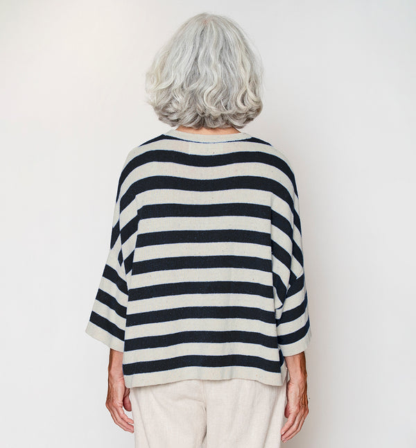Vibe från danska Muse Wear är en härlig randig stickad tröja i oversize kort modell. Onesize.

Färg: Kol, naturvit

Material: 95 % bomull (62-75 % återvunnen),&nbsp;5% Övriga fibrer.&nbsp;Garnet är GRS-certifierat och tillverkat i Italien.

Skötselråd:&nbsp;Handtvätt

Stickad i: Grekland