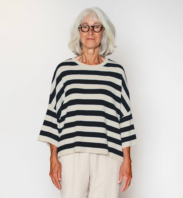 Vibe från danska Muse Wear är en härlig randig stickad tröja i oversize kort modell. Onesize.

Färg: Kol, naturvit

Material: 95 % bomull (62-75 % återvunnen),&nbsp;5% Övriga fibrer.&nbsp;Garnet är GRS-certifierat och tillverkat i Italien.

Skötselråd:&nbsp;Handtvätt

Stickad i: Grekland