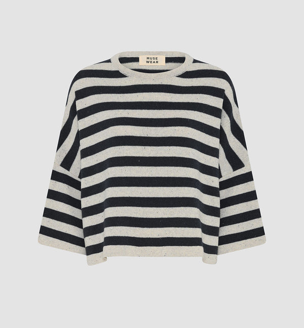 Vibe från danska Muse Wear är en härlig randig stickad tröja i oversize kort modell. Onesize.

Färg: Kol, naturvit

Material: 95 % bomull (62-75 % återvunnen),&nbsp;5% Övriga fibrer.&nbsp;Garnet är GRS-certifierat och tillverkat i Italien.

Skötselråd:&nbsp;Handtvätt

Stickad i: Grekland