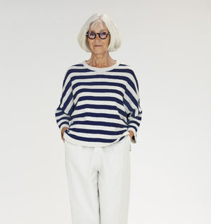 Vibe från danska Muse Wear är en härlig randig stickad tröja i oversize kort modell. Onesize.

Färg: Mörkblå, naturvit

Material: 95 % bomull (62-75 % återvunnen),&nbsp;5% Övriga fibrer.&nbsp;Garnet är GRS-certifierat och tillverkat i Italien.

Skötselråd:&nbsp;Handtvätt

Stickad i: Grekland

Designad i: Thy, Danmark