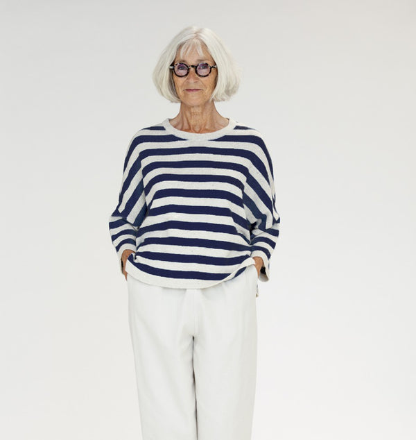 Vibe från danska Muse Wear är en härlig randig stickad tröja i oversize kort modell. Onesize.

Färg: Mörkblå, naturvit

Material: 95 % bomull (62-75 % återvunnen),&nbsp;5% Övriga fibrer.&nbsp;Garnet är GRS-certifierat och tillverkat i Italien.

Skötselråd:&nbsp;Handtvätt

Stickad i: Grekland

Designad i: Thy, Danmark