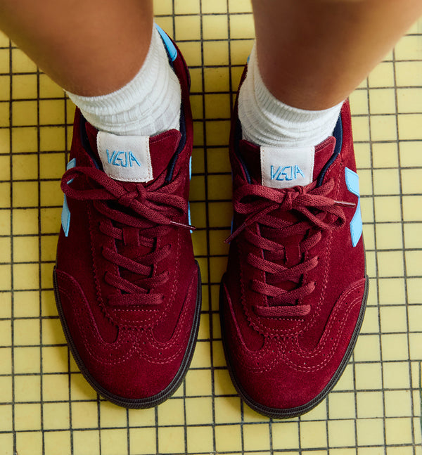 Sneakers Volley från Veja! Volley är inspirerad av brasilianska volleybollskor från 1970-talet.


Färg: Mörkröda med ljusblå detaljer

Övre: Mocka