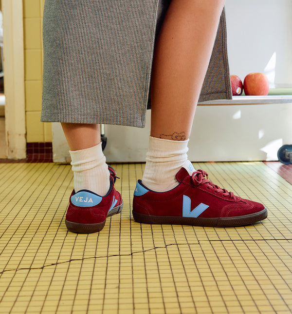 Sneakers Volley från Veja! Volley är inspirerad av brasilianska volleybollskor från 1970-talet.


Färg: Mörkröda med ljusblå detaljer

Övre: Mocka