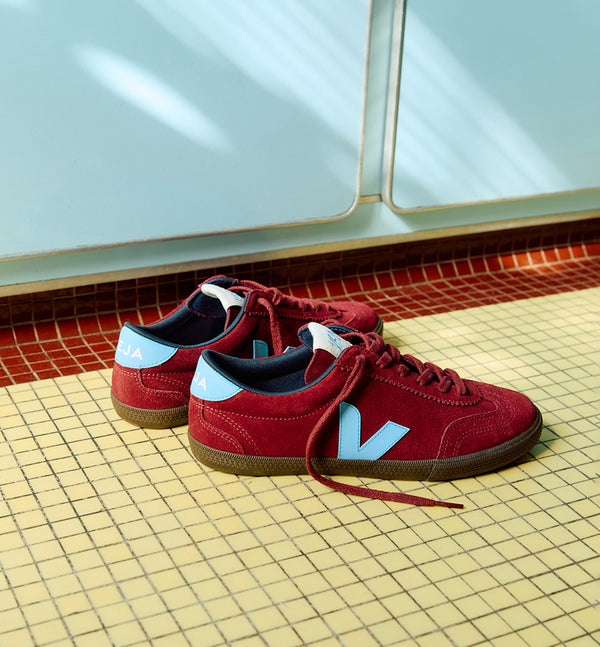 Sneakers Volley från Veja! Volley är inspirerad av brasilianska volleybollskor från 1970-talet.


Färg: Mörkröda med ljusblå detaljer

Övre: Mocka