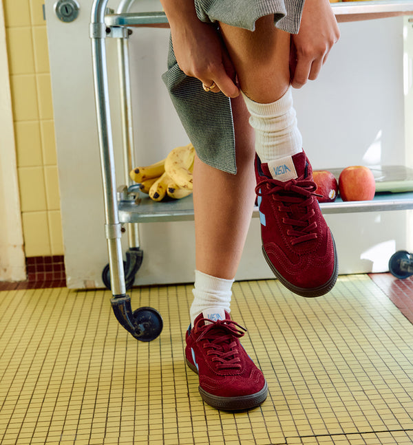 Sneakers Volley från Veja! Volley är inspirerad av brasilianska volleybollskor från 1970-talet.


Färg: Mörkröda med ljusblå detaljer

Övre: Mocka