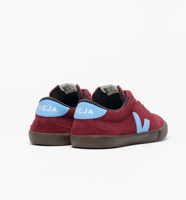 Sneakers Volley från Veja! Volley är inspirerad av brasilianska volleybollskor från 1970-talet.


Färg: Mörkröda med ljusblå detaljer

Övre: Mocka