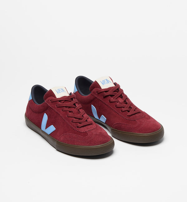 Sneakers Volley från Veja! Volley är inspirerad av brasilianska volleybollskor från 1970-talet.


Färg: Mörkröda med ljusblå detaljer

Övre: Mocka